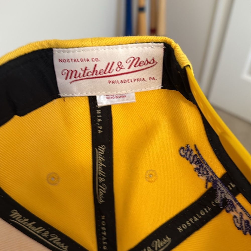 LA LAKERS MITCHELL AND NESS CAP - Picture 4 of 5